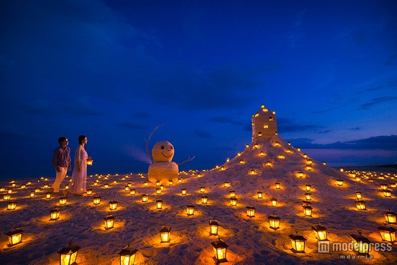 満天の星空の下、波音を聞きながらゆったりと過ごせる「砂のスノーマンとクリスマスツリー」