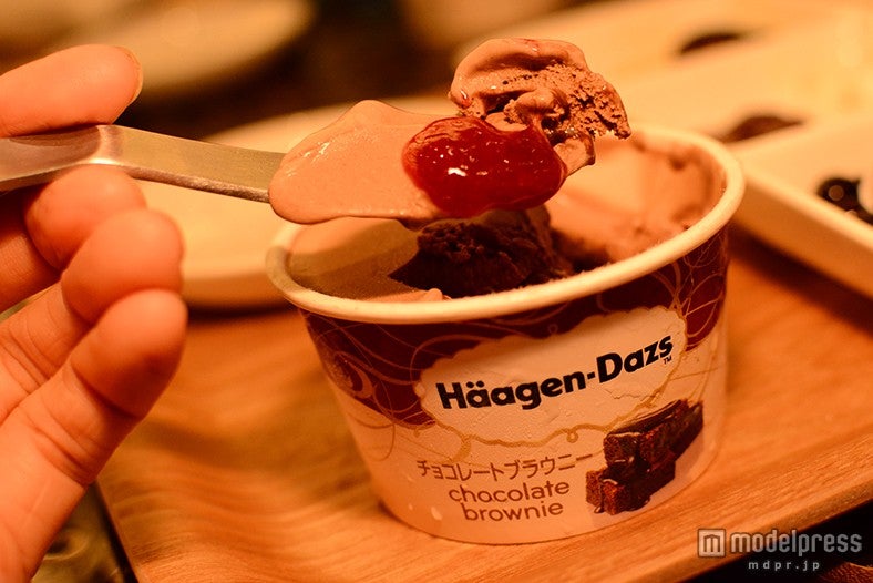 チョコレートブラウニーにラズベリージャム