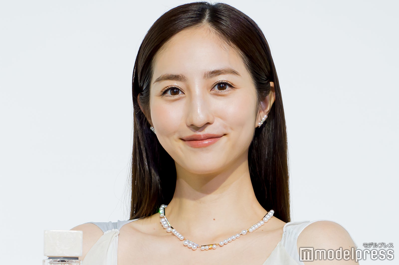 堀田茜、ほっそり二の腕披露のブルードレス着こなし 3種類のゴールドが