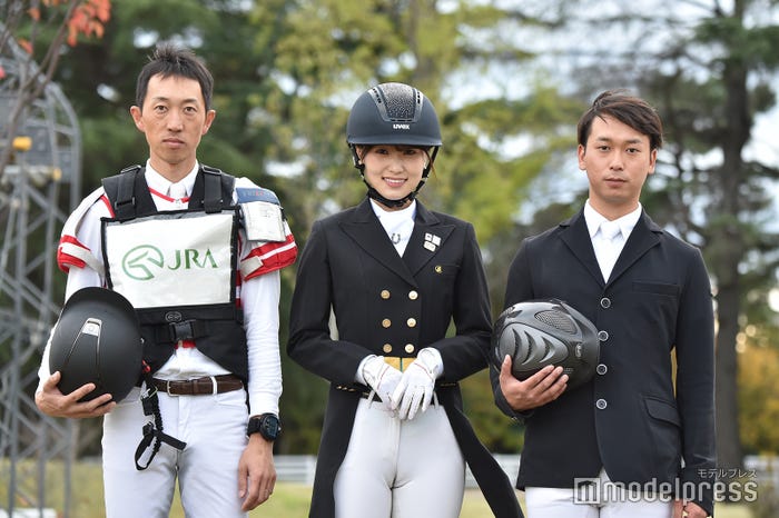 菅井友香(中央)(C)モデルプレス