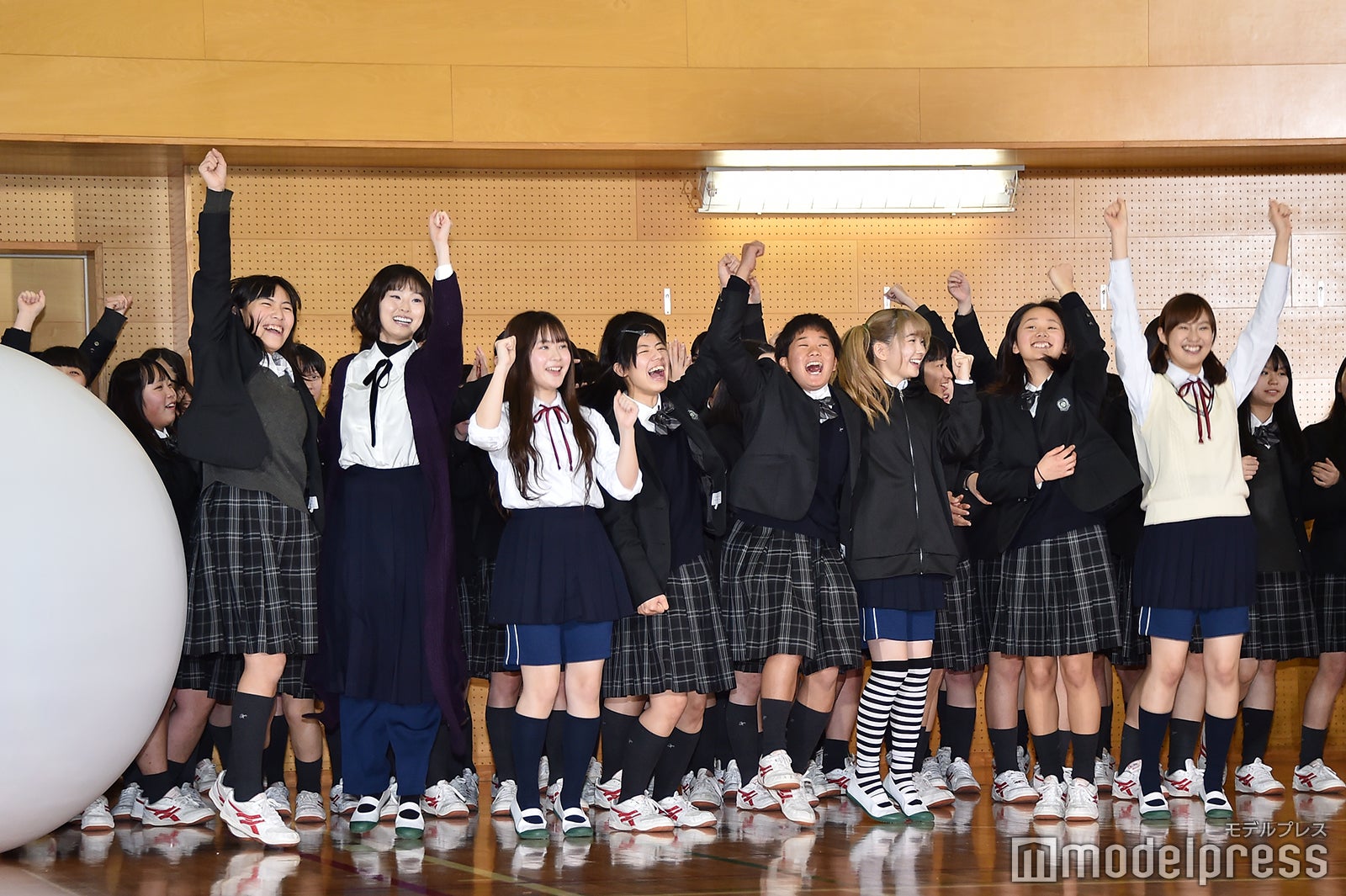 大玉転がし対決の様子（C）モデルプレス