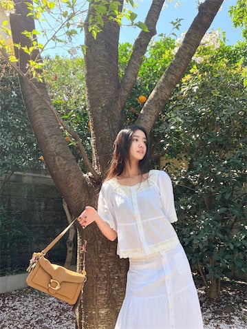 Koki,、春の日差しに包まれた可憐なホワイトコーデでピュアさを披露