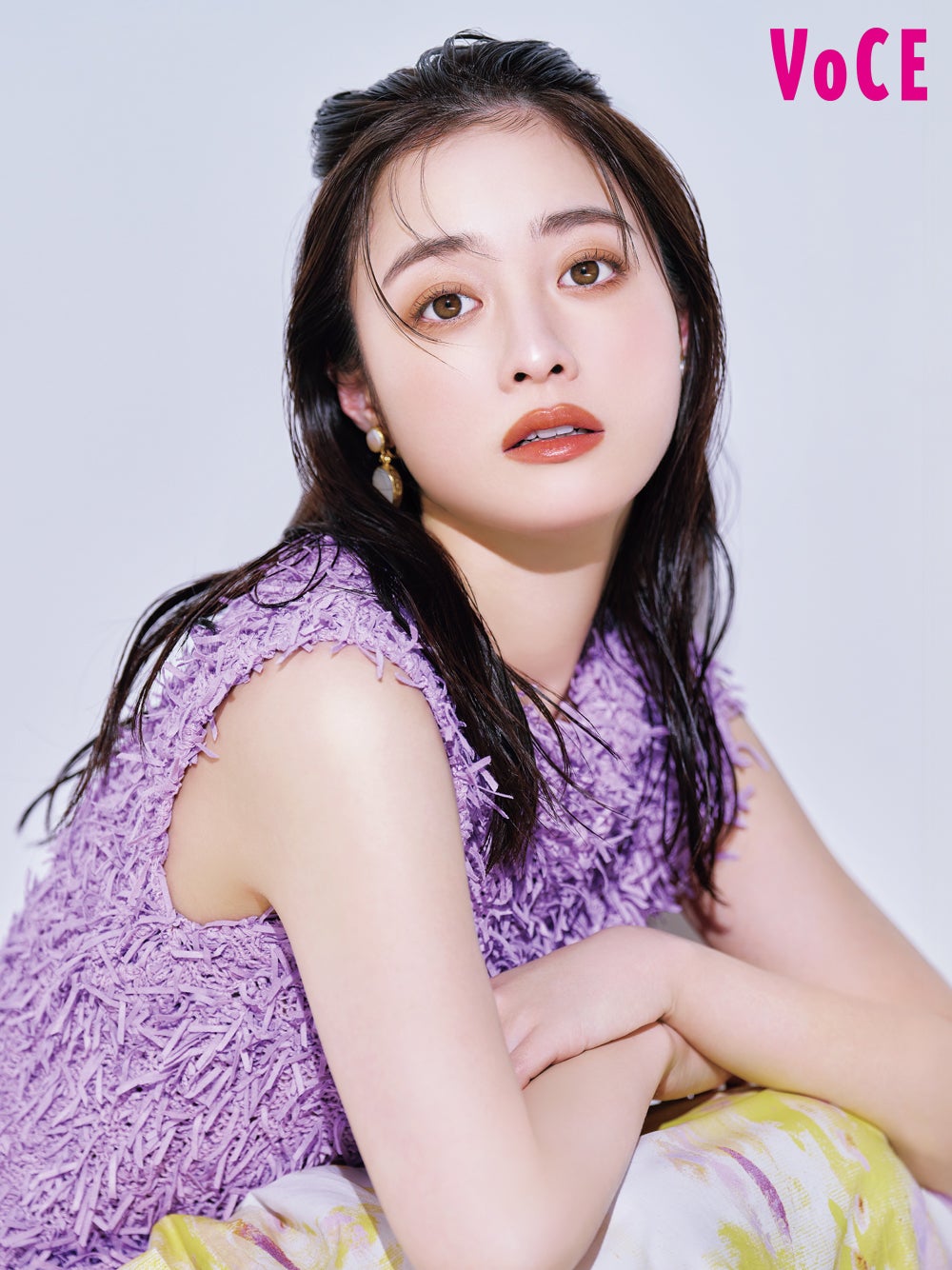 橋本環奈“最高の癒やし”との誌上初公開ショット 親友・浜辺美波とのエピソードも明かす