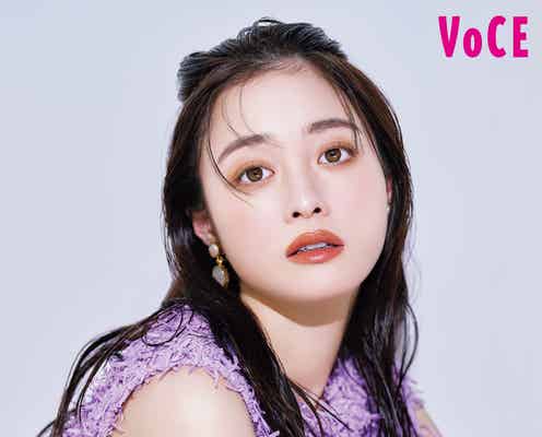 橋本環奈“最高の癒やし”との誌上初公開ショット 親友・浜辺美波とのエピソードも明かす