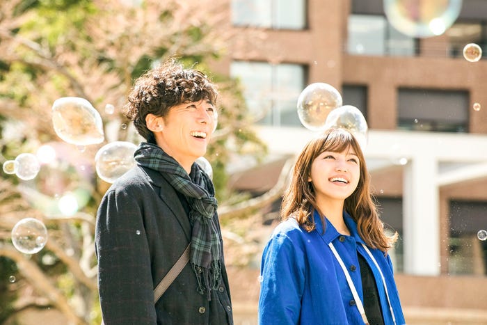 (左から)高橋一生、川口春奈(C)松尾由美/双葉社 (C)2019 映画「九月の恋と出会うまで」製作委員