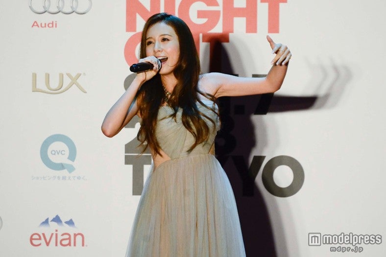 スペシャルライブを披露するMay J.