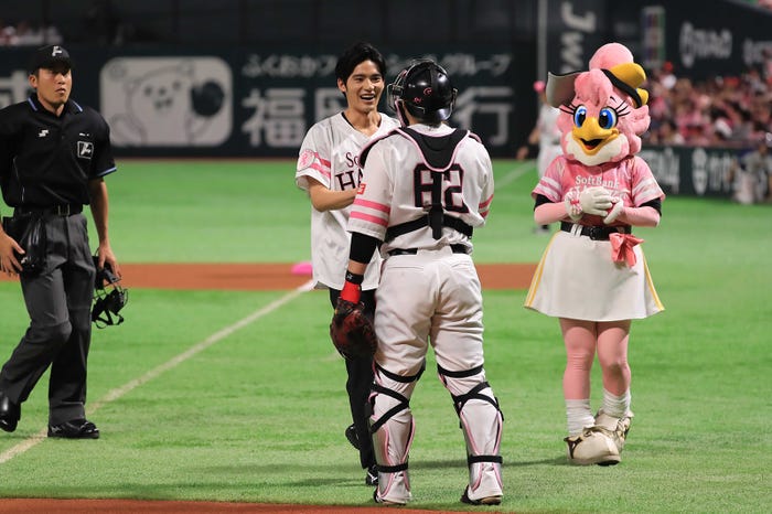 ソフトバンクの甲斐捕手と握手を交わす岡田健史 (提供写真)