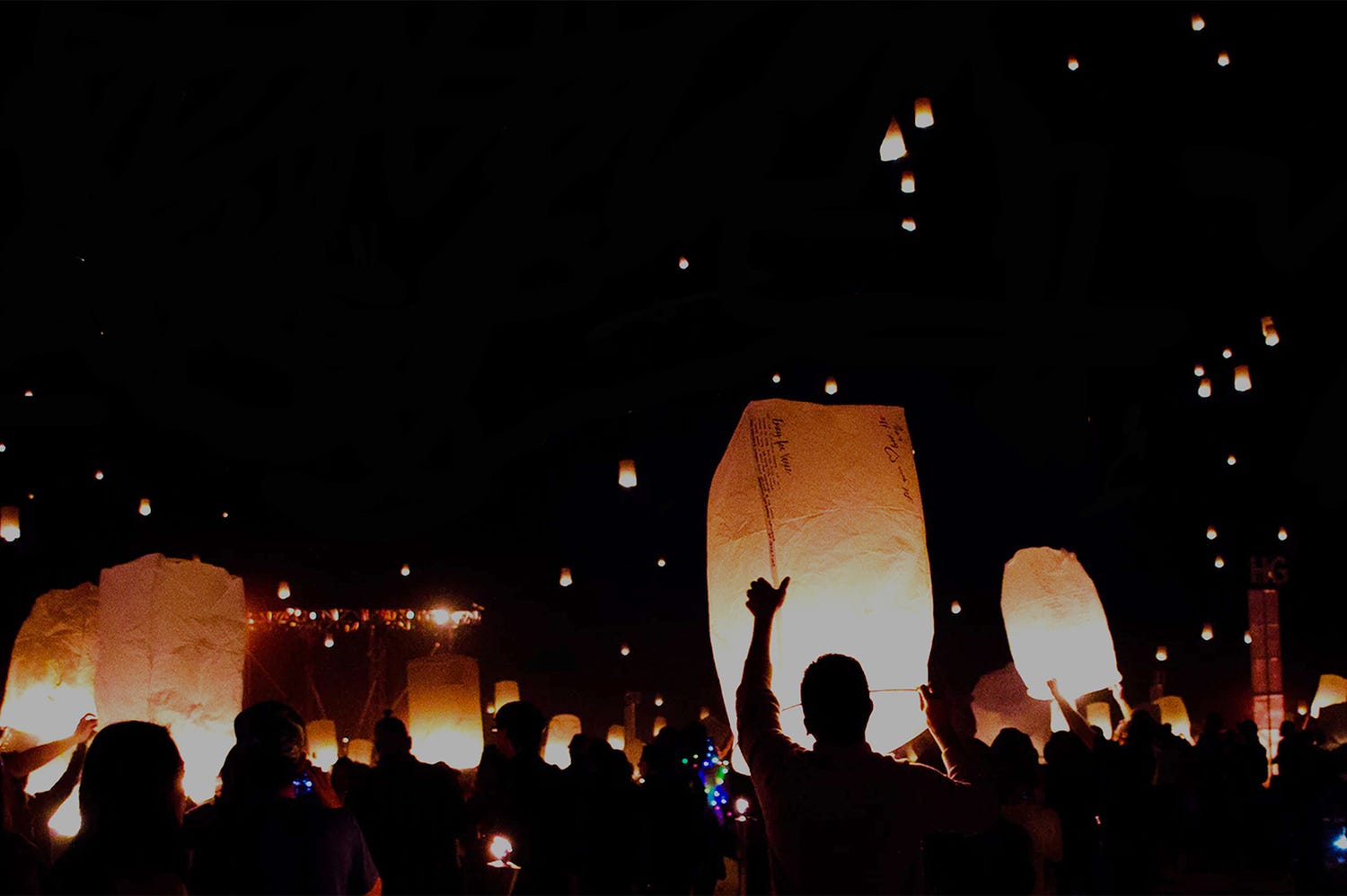 富士山麓にランタン200個が舞う!「ランタン祭り」で幻想的な非日常体験