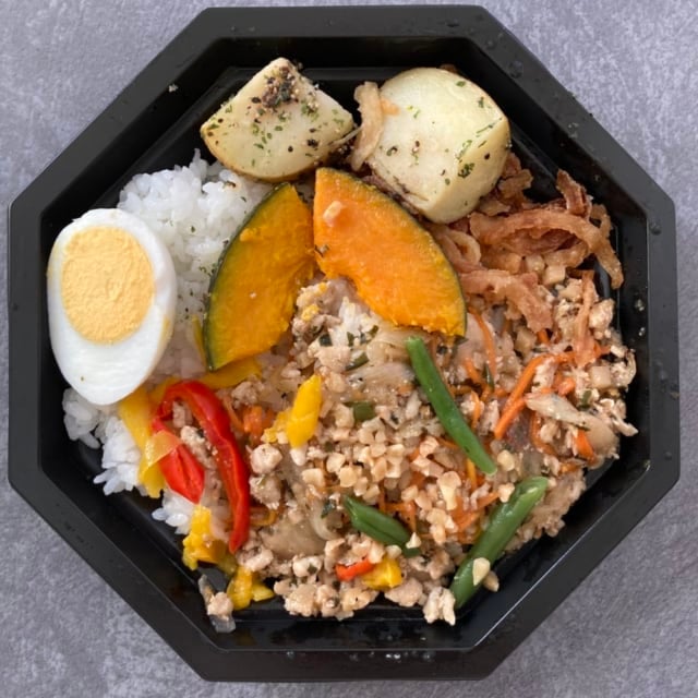 蓋を開けた成城石井の鶏ひき肉のピリ辛ガパオライス