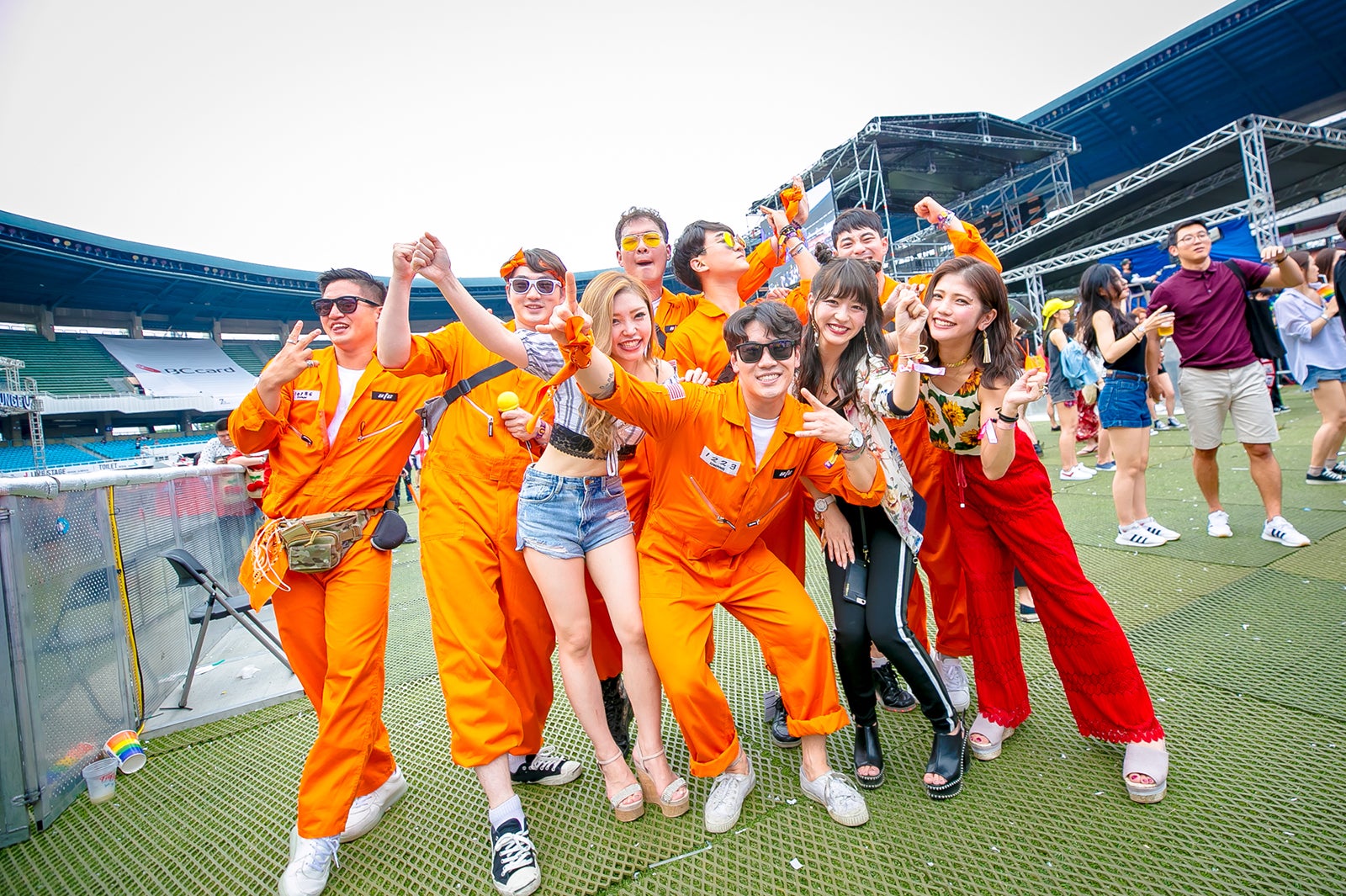 コリアンのメンズと記念撮影（提供写真）