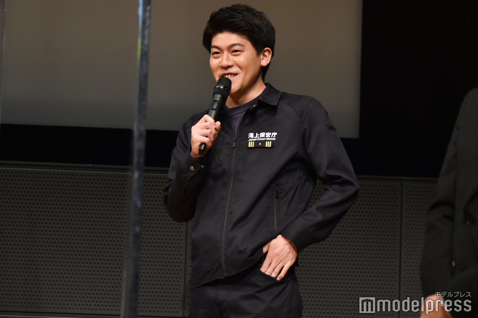 小栗旬になりきって挨拶する土佐有輝 （C）モデルプレス