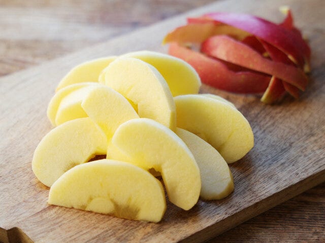 りんごは、12等分または1.5～2cm幅の串切りにし、芯を取り皮をむく。