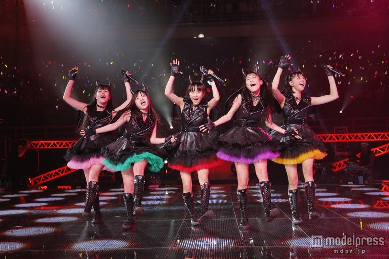 新曲「サラバ、愛しき悲しみたちよ」を披露したももいろクローバーZ。（Photo by hajime kamiiisaka）