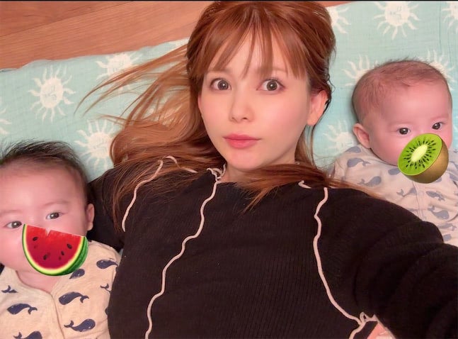 中川翔子「双子が、ふた語でなにか話してるよ！」、可愛すぎる寝転びショット公開