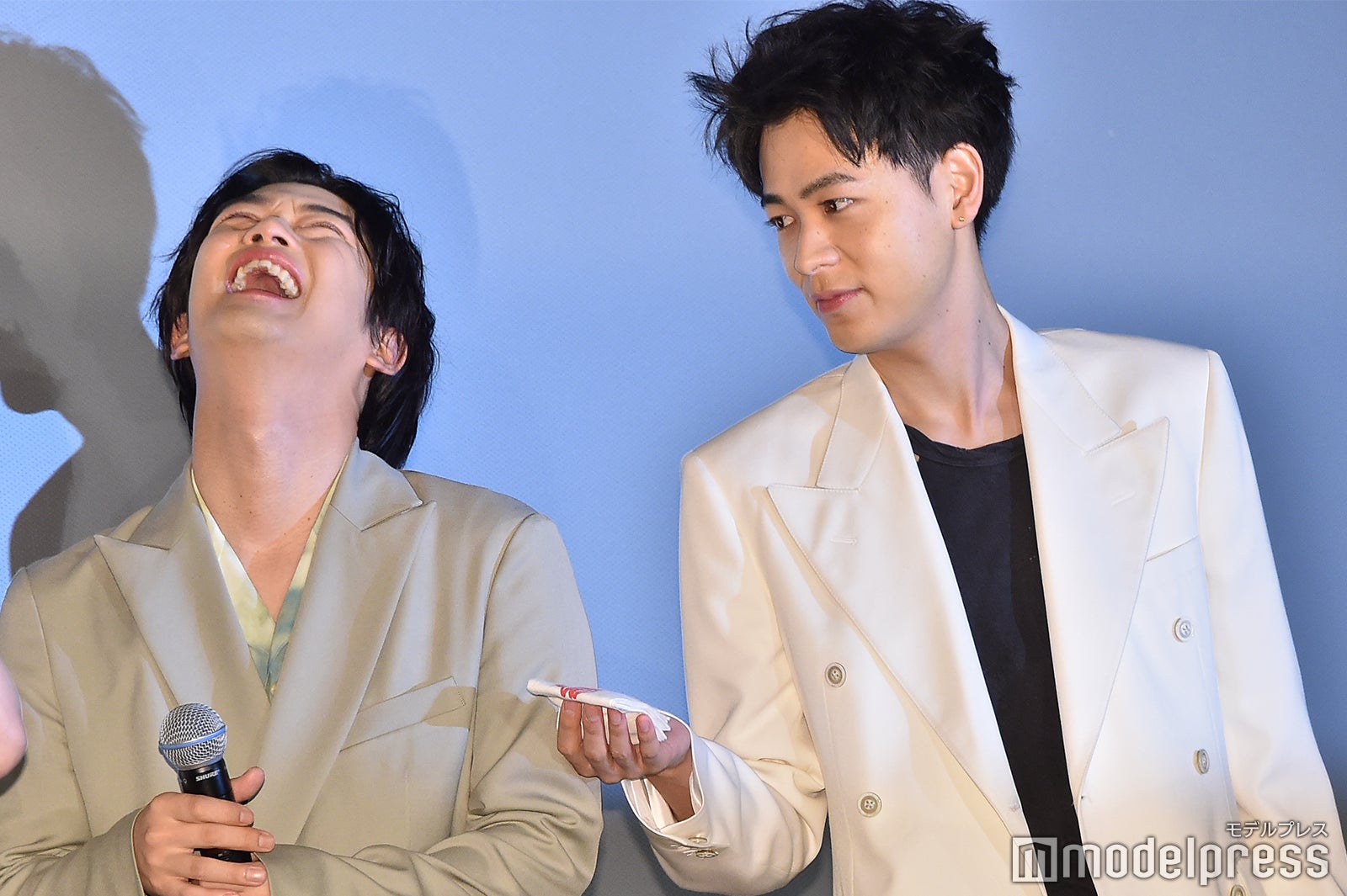 泣いてしまった千葉雄大にハンカチを差し出す成田凌 （C）モデルプレス