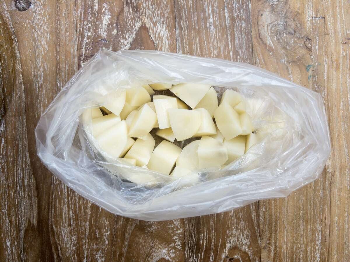 一口大にカットしたじゃがいもがアイラップに入っている俯瞰写真