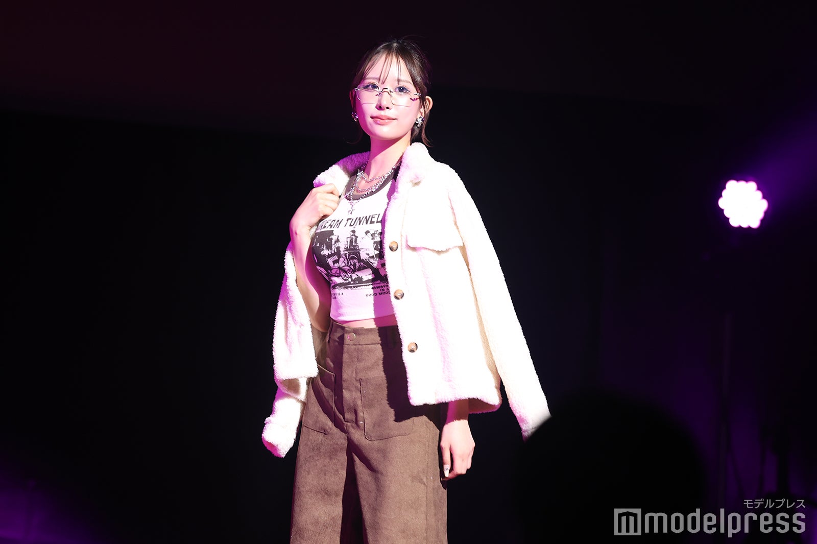 伊藤桃々、ミニTから美ウエストちらり フレームレスメガネがクール【STARRZ TOKYO】