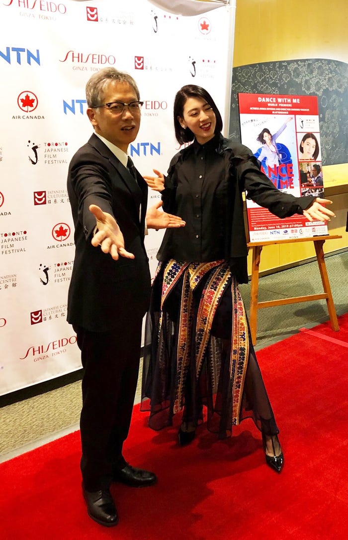 矢口史靖監督、三吉彩花(C)2019映画「ダンスウィズミー」製作委員会