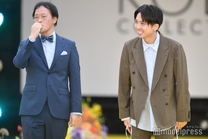 投げキッスをするアインシュタイン稲田直樹、河井ゆずる(C)モデルプレス