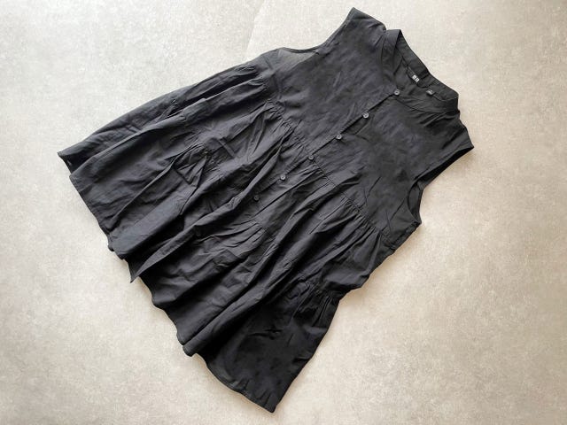 ユニクロ　ブラウス　　黒　コットン　ノースリーブ