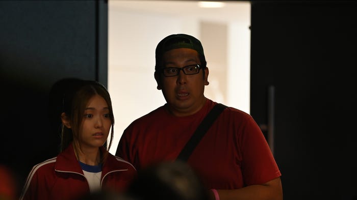 松村沙友理、ジャンボたかお/「推しが武道館いってくれたら死ぬ」第8話より(C)A/T,O・A