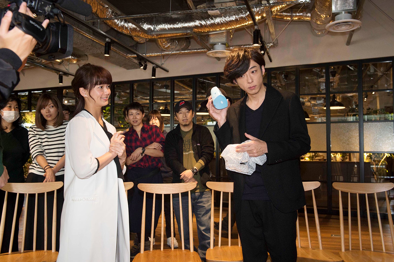 目覚まし時計のボタンを押すと…？（画像提供：関西テレビ）