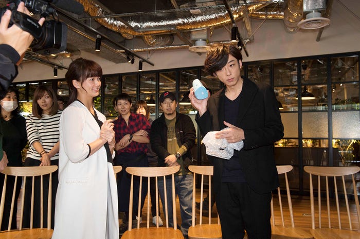 目覚まし時計のボタンを押すと…?(画像提供:関西テレビ)