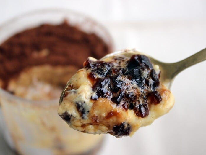 ほろ苦珈琲ジュレの風味を、カスタードクリームが下支え