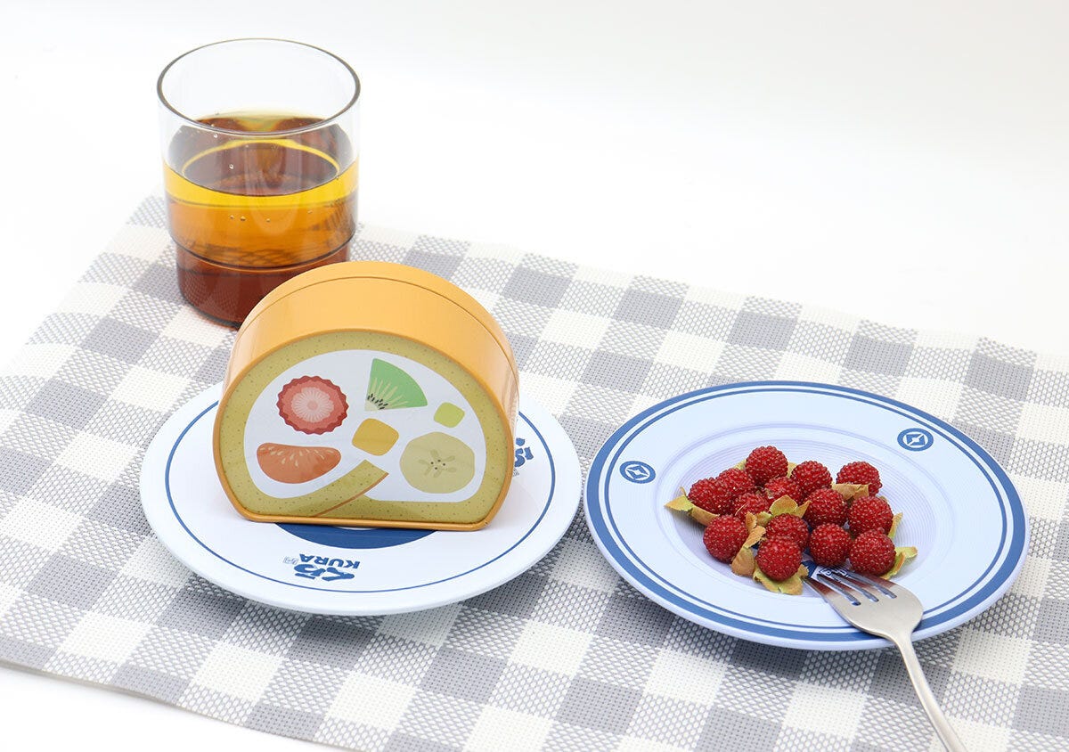 くら寿司の食器にロールケーキの模型とラズベリーが盛り付けられている くら寿司の食器にロールケーキの模型とラズベリーが盛り付けられている