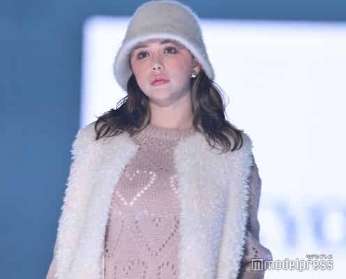 村重杏奈、ファー素材で冬気分 ショートパンツから太もものぞかせる<TGC2023A/W>