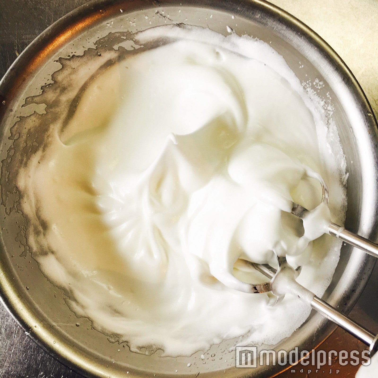 固めのメレンゲを作っていこう／画像提供：柏原歩