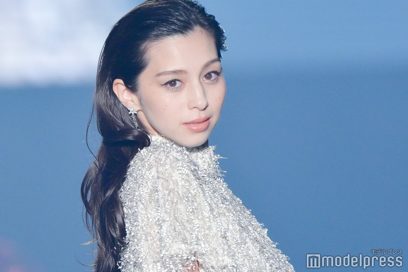 中条あやみ、上品ルックで圧巻オーラ プリンセスのような