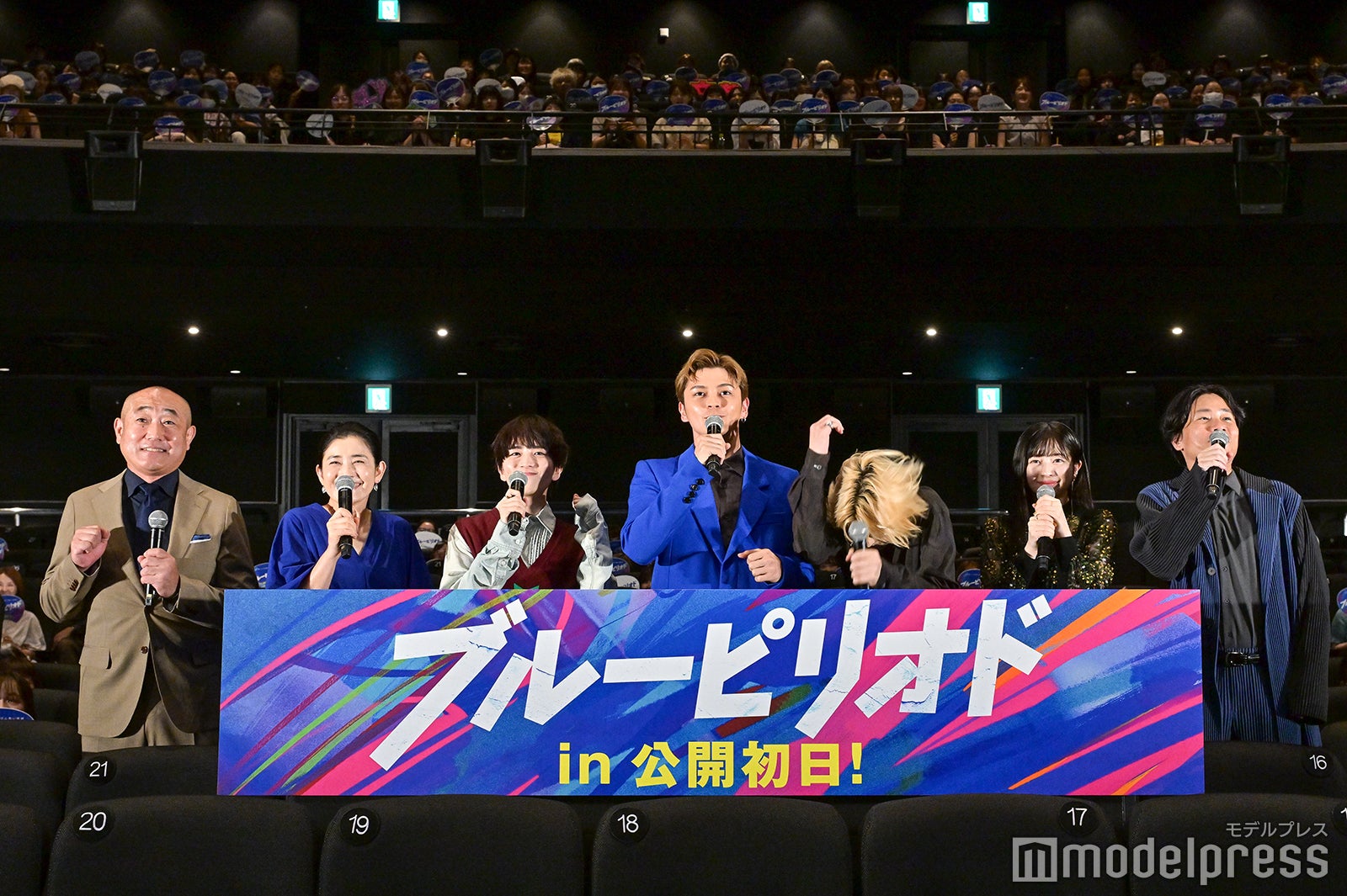 （左から）やす、石田ひかり、板垣李光人、眞栄田郷敦、高橋文哉、桜田ひより、萩原健太郎監督（C）モデルプレス