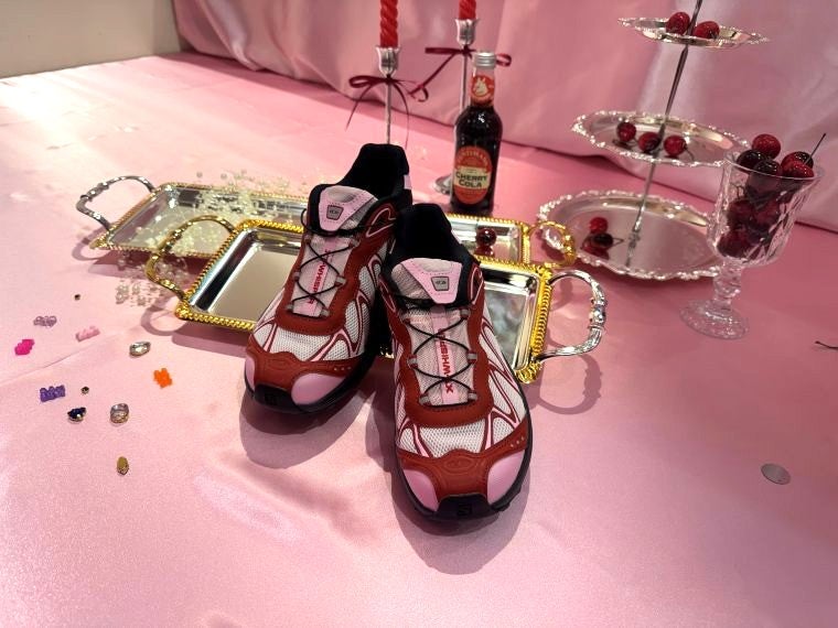 「レイビームス」、50周年機に「サロモン」別注スニーカー ブランドらしいチェリーピンクと赤で