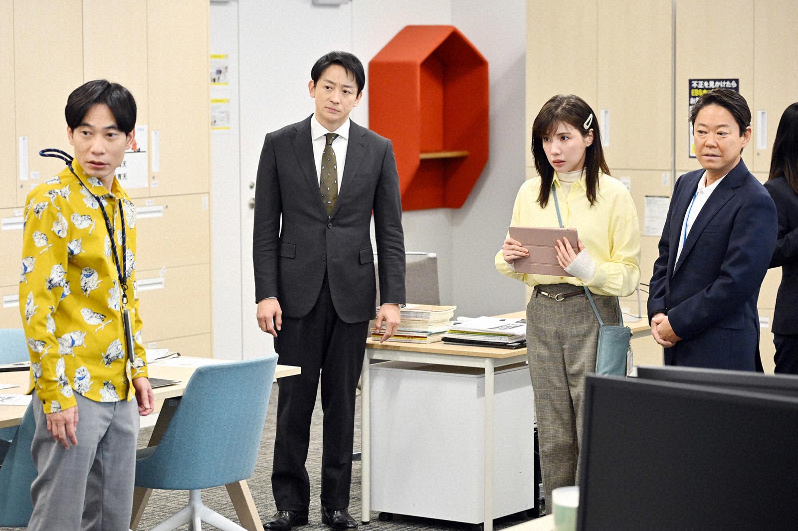 板倉俊之、山本耕史、仲里依紗、阿部サダヲ「不適切にもほどがある！」第8話より（C）TBS