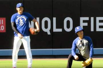 大谷翔平 アイアトン通訳がピンチを救う！CB中に飛んできた打球をナイスキャッチ→大谷がサムズアップでたたえる