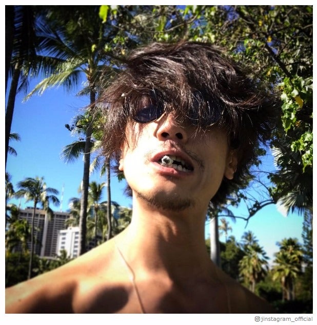 赤西仁、肉体美チラリの“ワイルドジン”公開にファン興奮「まさかのサービスショット」