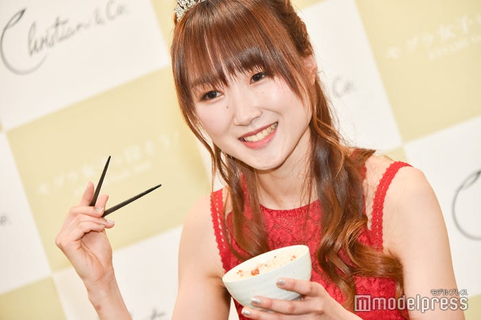 手作りのお菓子を持ってきた今泉史 (C)モデルプレス