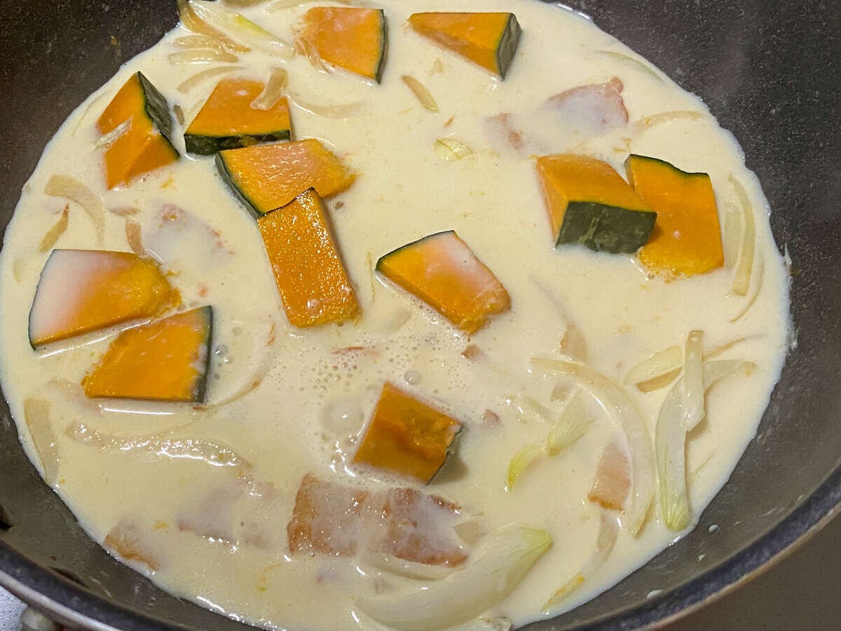 牛乳、顆粒コンソメを加え、軽く混ぜながら煮る。