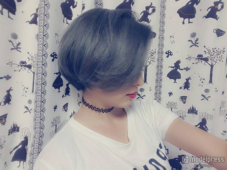 透明感のあるダークカラーに（画像提供：所属事務所）