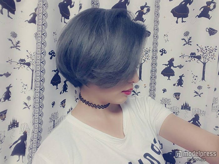 透明感のあるダークカラーに(画像提供:所属事務所)