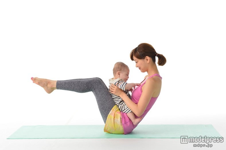 蛯原英里／「蛯原英里の産後トレーニング」より