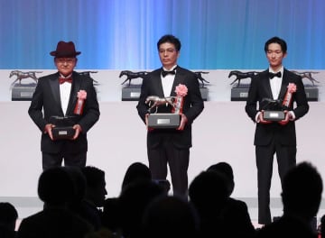 藤田オーナー「今年は勝ちたい」ドバイでリベンジ宣言 フォーエバーヤング“3冠”に「100点」 JRA賞授賞式