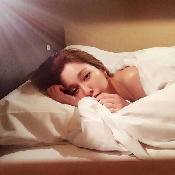 藤井リナ、寝起きも色気たっぷり 美貌際立つ温泉旅行ショットが話題に