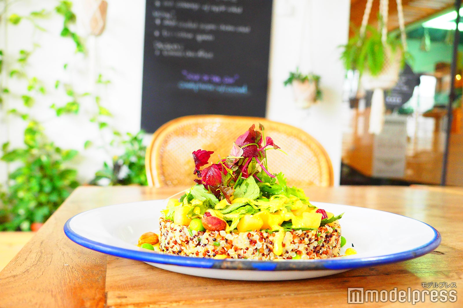 まるでケーキのように絶妙に盛り付けられたキヌア（C）モデルプレス