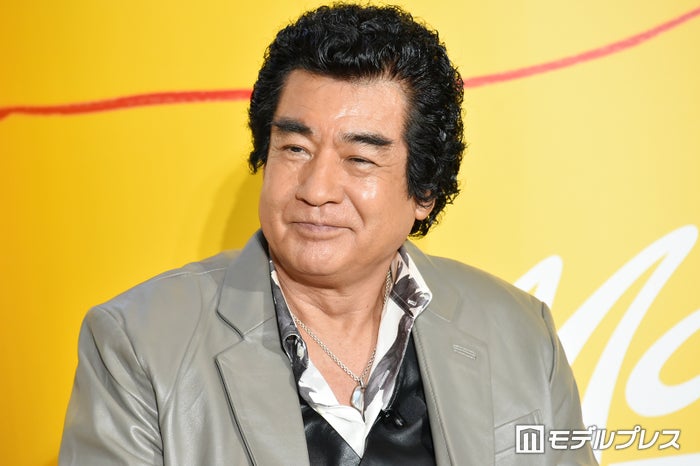 藤岡弘、「愛車のキャンピングカーで」子供達4人とのアウトドアショット公開「スタイルも顔も最強」「美男美女揃い」と反響