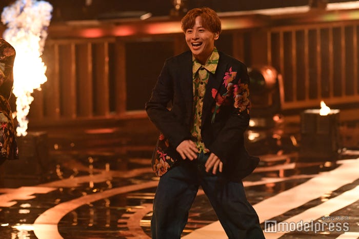 メガネを外し満面の笑みを見せる工藤大輝 (C)モデルプレス