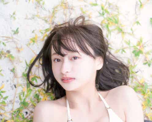日向坂46影山優佳、透明感あふれる素肌で砂浜に寝転ぶ 1st写真集封入特典クイズカード第1弾解禁<知らないことだらけ>
