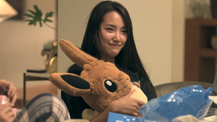 ジュゼッペからイーブイのぬいぐるみをもらった春花「TERRACE HOUSE TOKYO 2019-2020」25th WEEK(C)フジテレビ/イースト・エンタテインメント