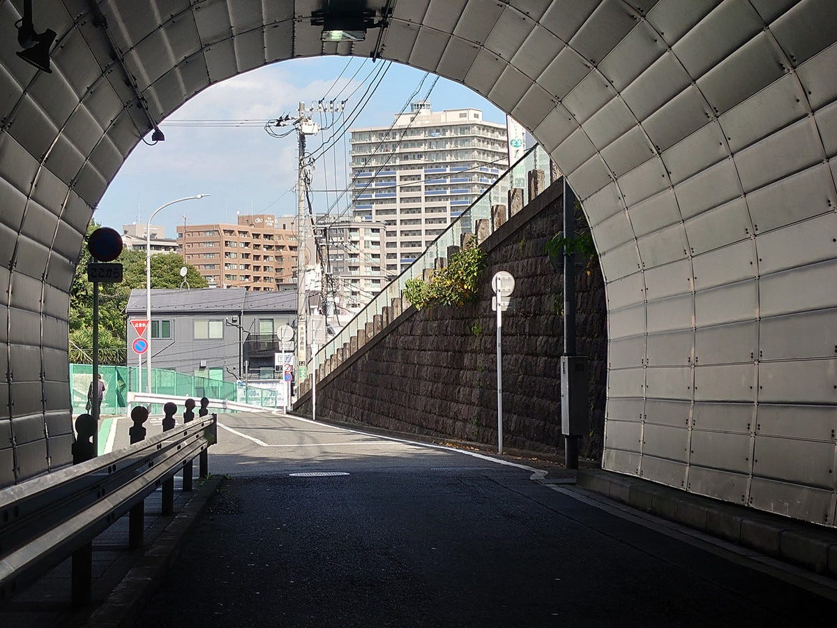 誠司が駆け抜けたのは代官坂トンネル